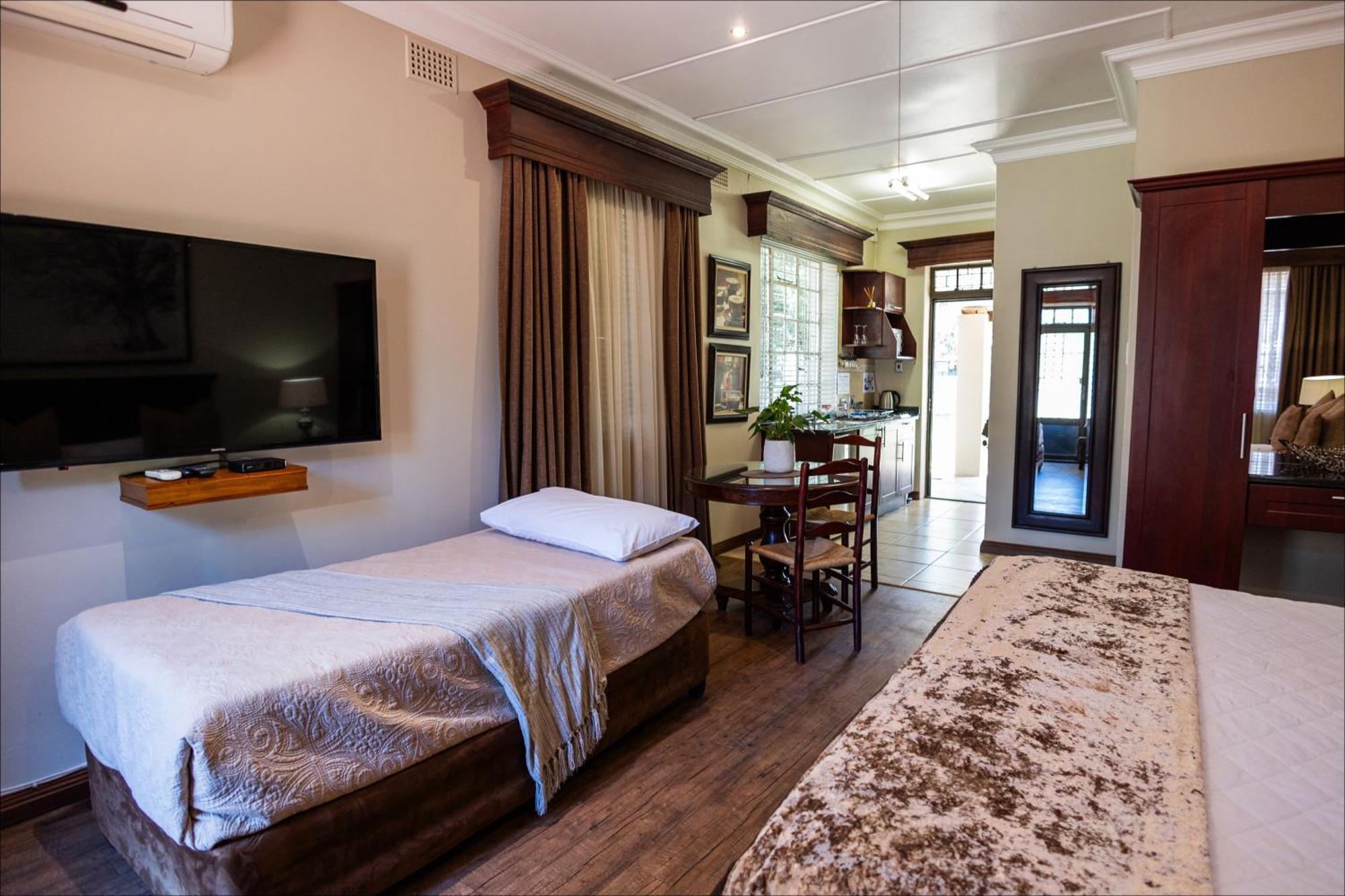 Scott'S Manor Guesthouse Function And Conference Venue Lichtenburg Esterno foto